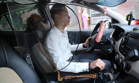 Nhiều ý kiến về việc lắp khung bảo vệ cho tài xế taxi