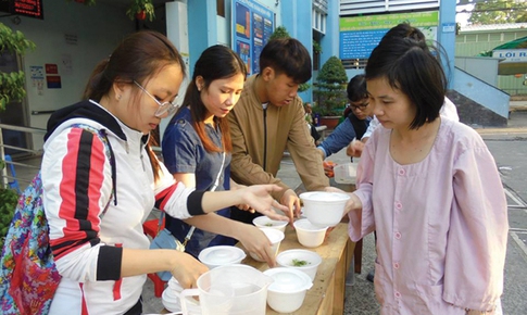 Nồi ch&#225;o lan tỏa y&#234;u thương