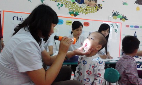Mùa này trẻ dễ bị viêm họng cấp tính: Phòng ngừa và xử trí thế nào?