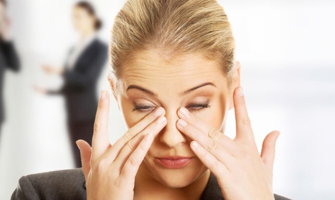 Mắt thấy nhiều điểm đen trôi nổi, bệnh gì?