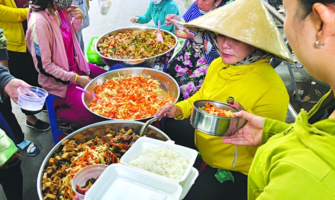 Những hộp cơm nghĩa tình giữa nhà thương