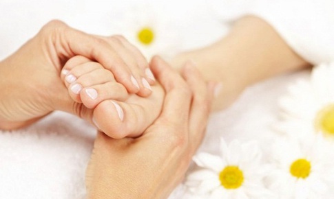 Ngón chân co quắp đột ngột, vì sao?
