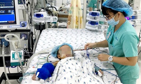 Bé 30 tháng tuổi được cứu nhờ chạy tim phổi ngoài cơ thể