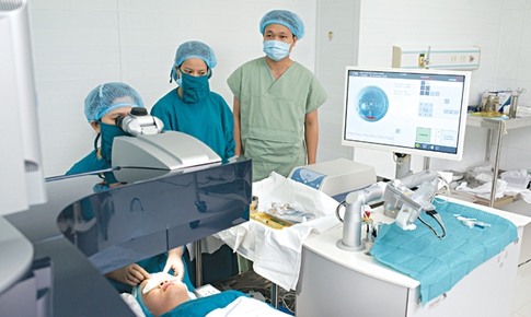 Phương pháp phẫu thuật điều trị cận theo bản đồ giác mạc cá thể