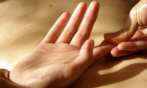Day huyệt thập tuyên trị tê tay