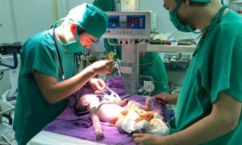 Mổ cấp cứu "sắp xếp" lại nội tạng cho trẻ sơ sinh thoát vị rốn nguy kịch