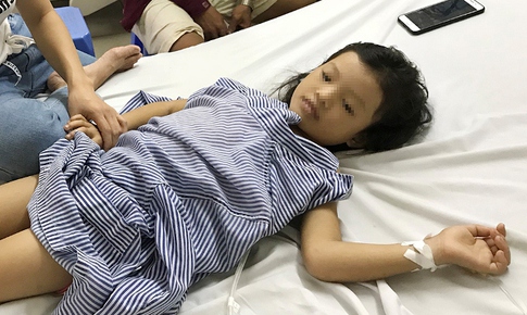 Mảnh đạn găm xuyên thấu ngực bé gái 7 tuổi