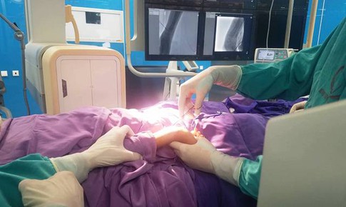 Mảnh kim khâu gãy làm đôi, đâm sâu vào cổ tay trẻ 11 tuổi