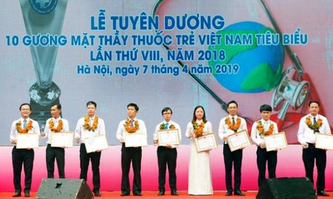 Vinh danh 10 thầy thuốc trẻ Việt Nam ti&#234;u biểu cống hiến hết m&#236;nh v&#236; người bệnh