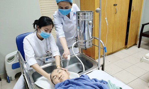 Bệnh nh&#226;n bất ngờ được gội đầu, cắt m&#243;ng tay… thoải m&#225;i như đi spa