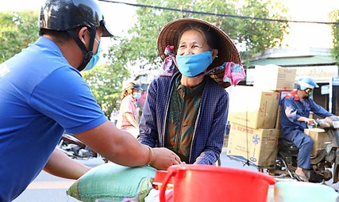 Hỗ trợ người d&#226;n kh&#243; khăn do đại dịch COVID-19