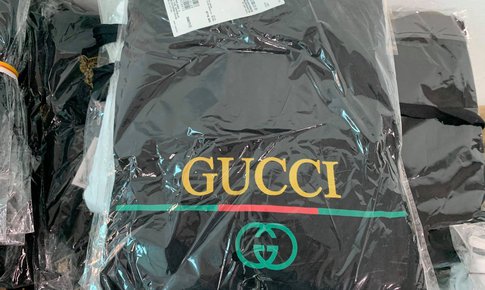 T&#250;i Gucci, LV &quot;nh&#225;i&quot; chất đống trong kho h&#224;ng giả c&#225;c nh&#227;n hiệu nổi tiếng