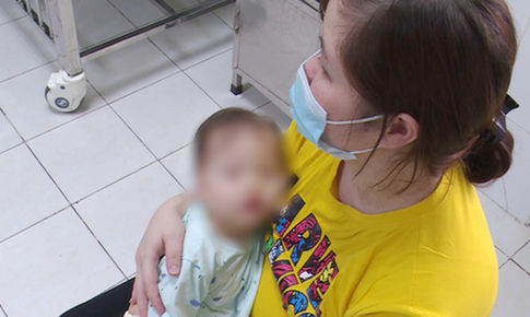 Sốt ruột vì con mắc tay chân miệng mãi không khỏi, hay là dùng kháng sinh?