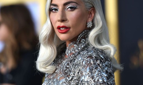 Lady Gaga “bẻ l&#225;i” ngoạn mục