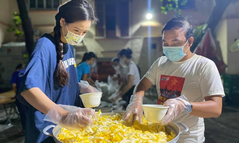 Hoa hậu Mai Phương Th&#250;y dậy từ tinh mơ nấu ăn gửi đến tuyến đầu chống dịch