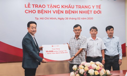 LOTTE Mart trao tặng khẩu trang y tế cho BV Bệnh Nhiệt đới, nh&#226;n ng&#224;y 27/2