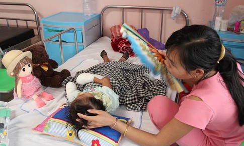 Xót xa bé gái 3 tuổi bị hoại tử bàn tay, chân sau một cơn sốt