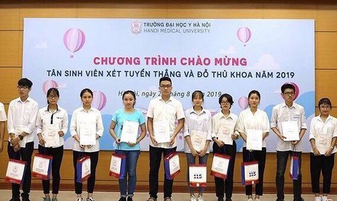 Trừơng Đại học Y H&#224; Nội gặp mặt c&#225;c c&#225;c t&#226;n sinh vi&#234;n l&#224; thủ khoa v&#224; tuyển thẳng