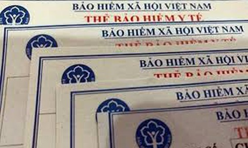 BHXH Việt Nam tặng 2500 thẻ BHYT cho đồng b&#224;o lũ lụt miền Trung v&#224; T&#226;y Nguy&#234;n