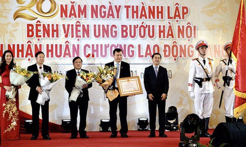 Bệnh viện Ung bướu H&#224; Nội đ&#243;n nhận Hu&#226;n chương Lao động hạng Nh&#236;