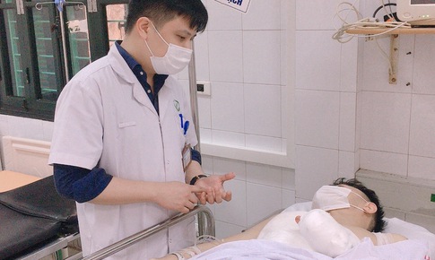 Cắt cụt 4 ng&#243;n tay của nam thanh ni&#234;n do m&#225;y dập c&#244;ng nghiệp bị lỗi