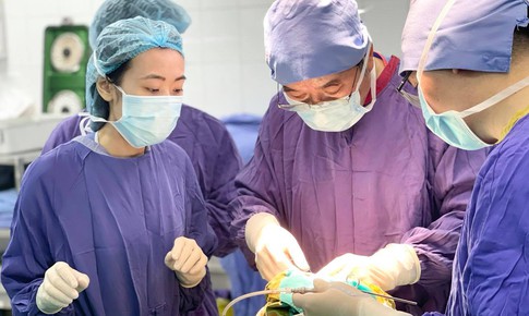 Đi chặt vầu bị thanh gỗ xuyên từ sọ não xuống hốc mắt
