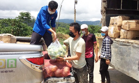 Đồng bào các dân tộc ở huyện nghèo Đam Rông tặng người dân TP. Hồ Chí Minh 20 tấn nông sản