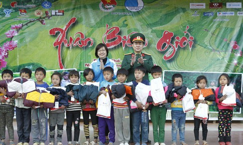 “Xuân biên giới năm 2018” – khám bệnh, tặng quà cho hàng ngàn người dân Lai Châu