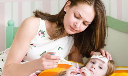 Có nên hạ sốt cho trẻ khi chưa kịp đi khám?