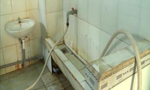 Hệ lụy từ nh&#224; vệ sinh bẩn trong trường học