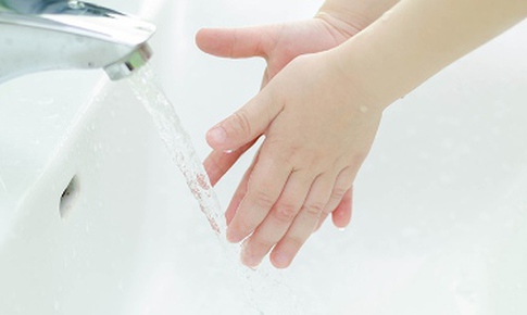 Ng&#224;y vệ sinh tay- Vẫn c&#242;n 30% trường học kh&#244;ng c&#243; nước sạch v&#224; thiết bị vệ sinh