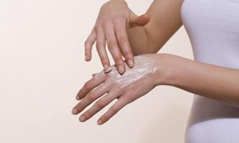 Đ&#236;nh chỉ hai l&#244; mỹ phẩm trắng da kh&#244;ng đạt chất lượng
