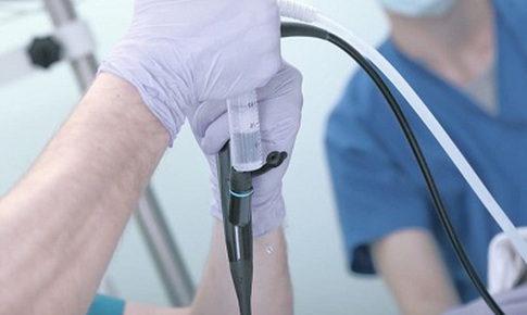 Nhiễm trùng liên quan đến ống nội soi đường tiết niệu đã qua tái xử lý