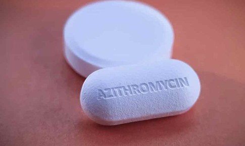Kháng sinh azithromycin không hiệu quả với bệnh nhân COVID-19 ngoại trú