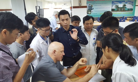 Chuyển giao kỹ thuật mới phẫu thuật dị tật b&#224;n tay cho b&#225;c sĩ ở Việt Nam