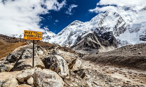 Dịch COVID-19 b&#249;ng ph&#225;t mạnh tr&#234;n đỉnh n&#250;i Everest cao nhất thế giới