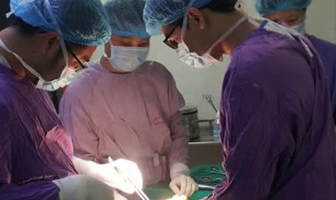 Tr&#232;o thang thay b&#243;ng đ&#232;n, nam thanh ni&#234;n bị cọc tre đ&#226;m xuy&#234;n từ cổ l&#234;n mũi nguy kịch