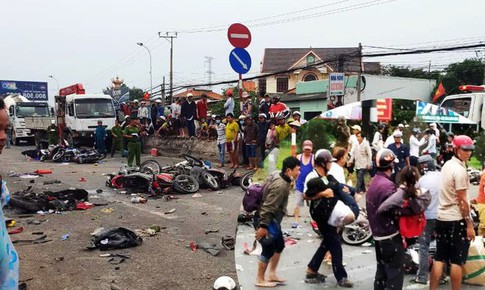 Ph&#243; Thủ tướng y&#234;u cầu: Điều tra, xử l&#253; nghi&#234;m vụ xe t&#244;ng hơn 20 người thương vong ở Long An