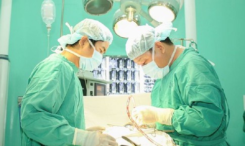 Sử dụng &quot;h&#224;ng đ&#225;&quot;  bị ảo gi&#225;c, tự d&#249;ng dao đ&#226;m gần 20 nh&#225;t v&#224;o cổ, ngực m&#236;nh
