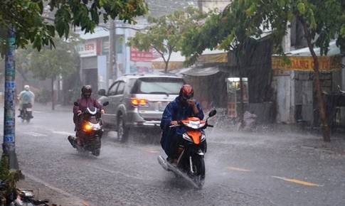 Mưa d&#244;ng nhiều nơi ở Bắc Bộ,  khả năng cao c&#243; lốc, s&#233;t, mưa đ&#225;