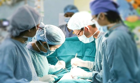 Hy hữu: Bị ngã, bé gái bị cành cây cảnh đâm thủng hậu môn xuyên vào ổ bụng