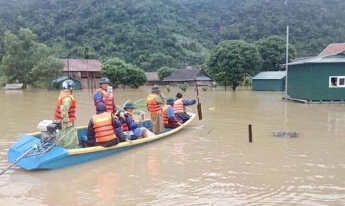 Lũ d&#226;ng ngập h&#224;ng ngh&#236;n nh&#224; d&#226;n, thuyền c&#244;ng t&#225;c của c&#225;n bộ lật giữa s&#244;ng Gianh