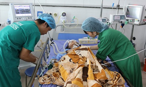 Bé gái ngã từ trên cao, bị cành cây chọc thủng từ hậu môn tới ruột