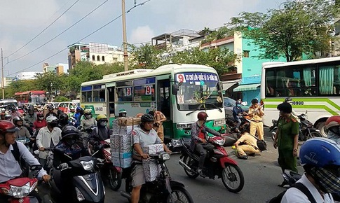 TP.HCM: Xe bu&#253;t t&#244;ng 8 xe m&#225;y dừng đ&#232;n đỏ