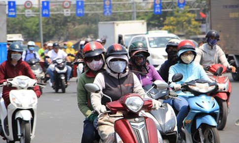 Trung Bộ nắng n&#243;ng gay gắt tr&#234;n 39 độ, v&#249;ng n&#250;i Bắc Bộ mưa d&#244;ng