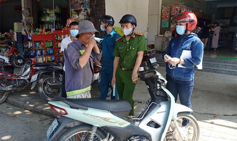 Y&#234;n B&#225;i xử phạt nhiều người kh&#244;ng mang khẩu trang nơi c&#244;ng cộng