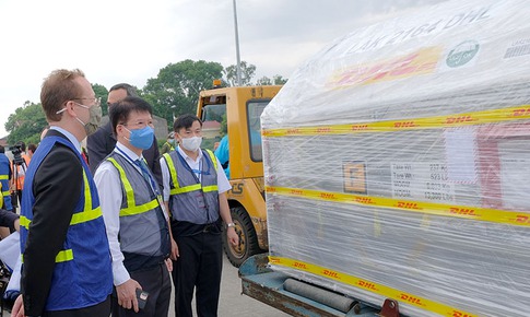 Hơn 97.000 liều vắc xin ph&#242;ng COVID-19 của Pfizer/BioNtech đầu ti&#234;n đ&#227; về Việt Nam