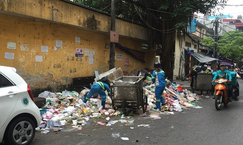 H&#224; Nội &quot;n&#243;ng&quot; v&#236;...r&#225;c!