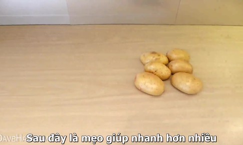 Mẹo gi&#250;p lột vỏ khoai t&#226;y si&#234;u nhanh