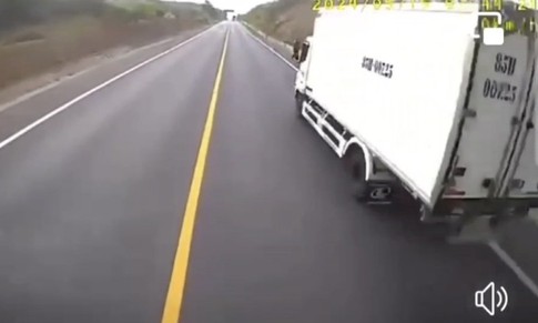 Video khoảnh khắc xe tải vượt ẩu tr&#234;n cao tốc Cam Lộ - La Sơn